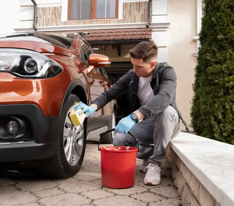 Lavage auto à domicile Catus : professionnel intervenant sur un véhicule